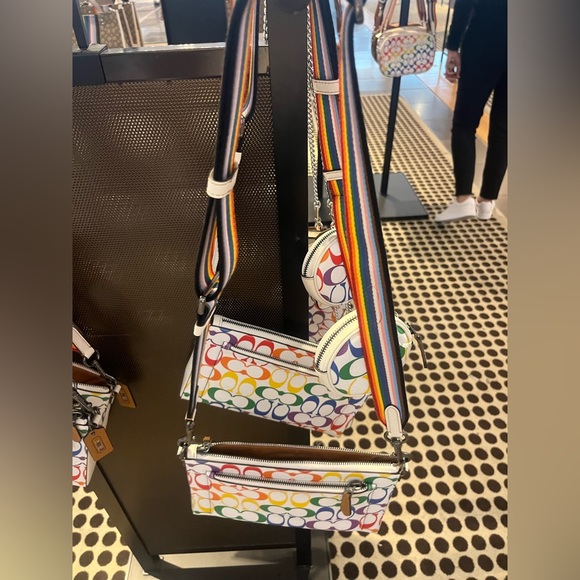 New Coach Poppy Crossbody In Rainbow Signature Canvas Limited Edition 🌈 - Picture 6 of 8